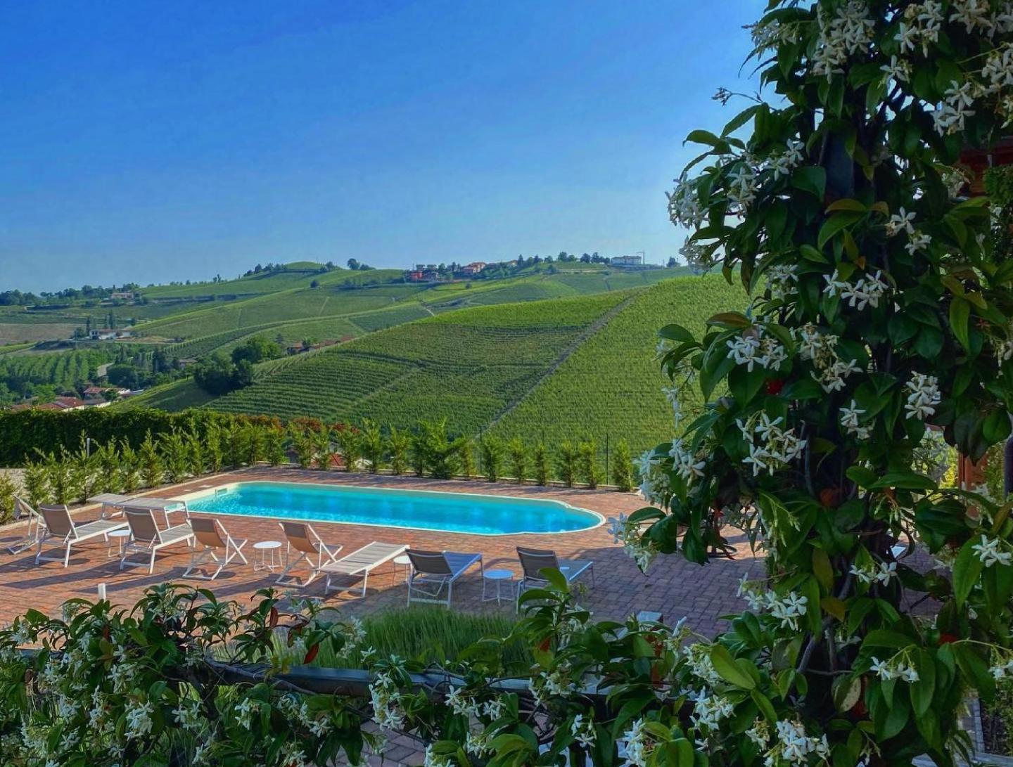 Panoramic Villa Garassino - Country Rooms And Fine Restaurant Treiso Bagian luar foto