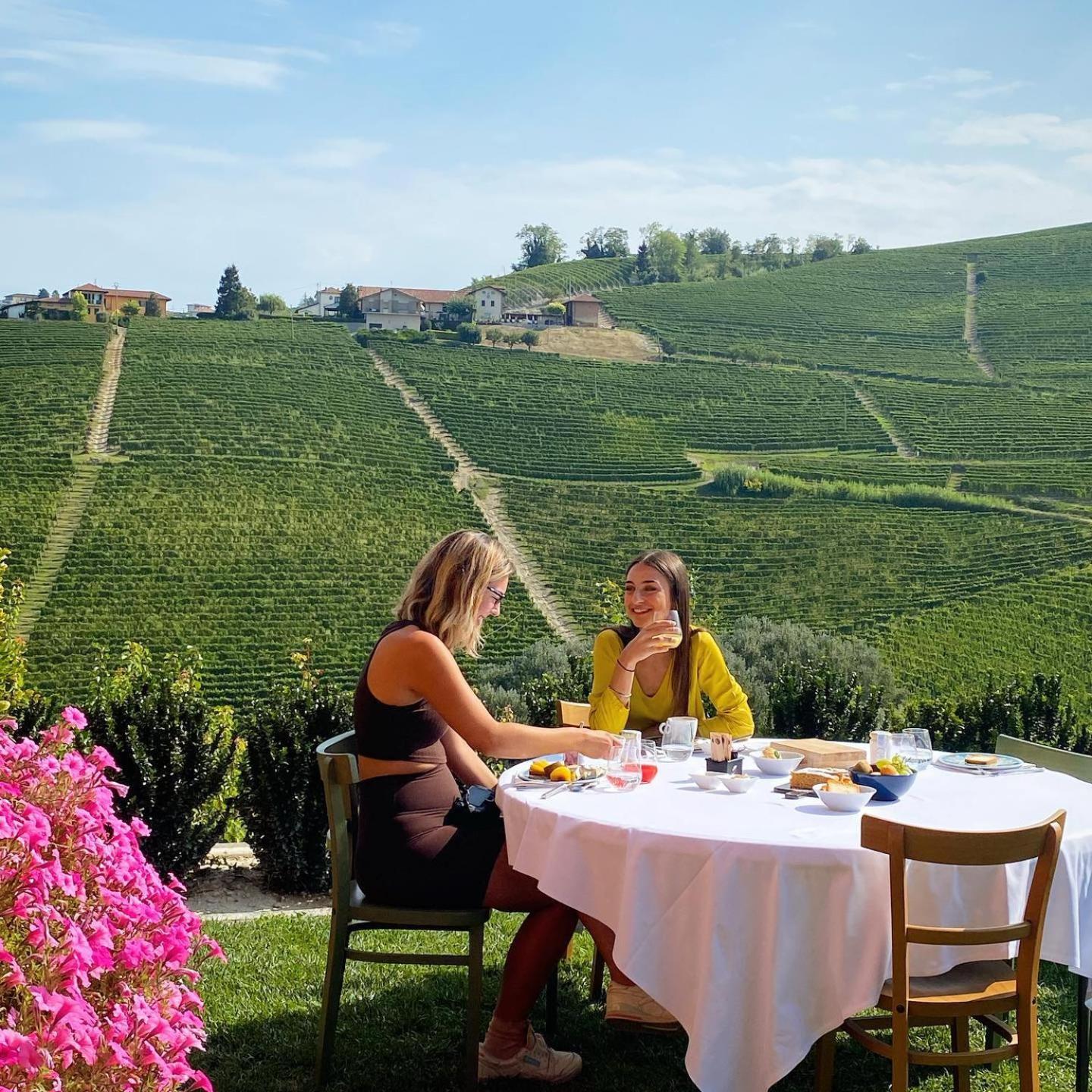 Panoramic Villa Garassino - Country Rooms And Fine Restaurant Treiso Bagian luar foto