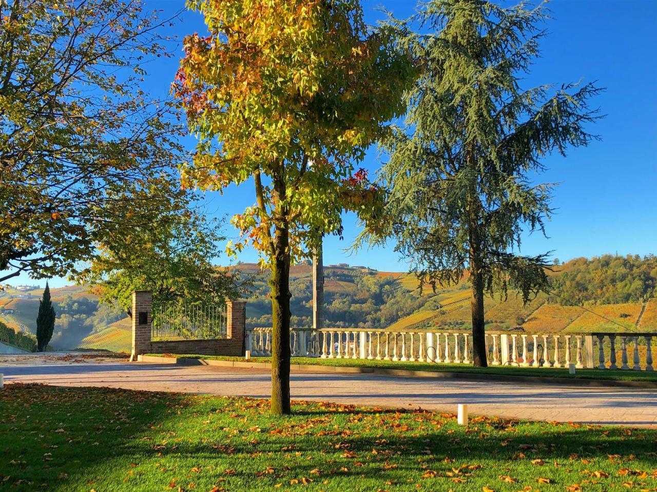 Panoramic Villa Garassino - Country Rooms And Fine Restaurant Treiso Bagian luar foto