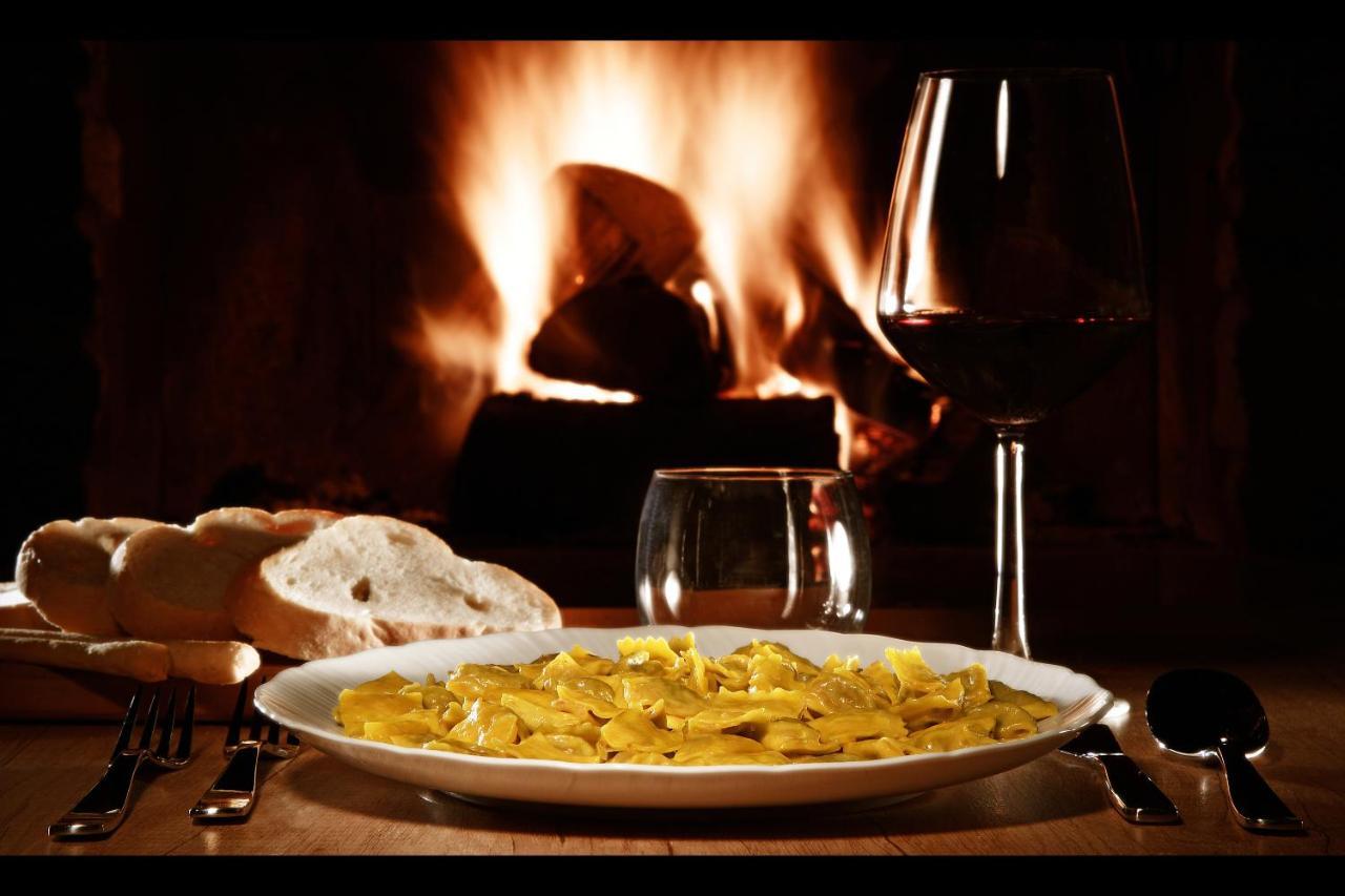 Panoramic Villa Garassino - Country Rooms And Fine Restaurant Treiso Bagian luar foto