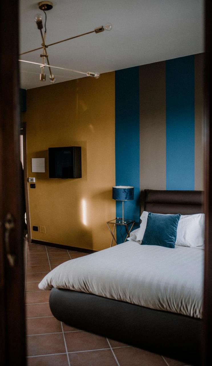 Panoramic Villa Garassino - Country Rooms And Fine Restaurant Treiso Bagian luar foto